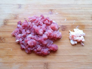 酸豆角炒肉末,大肉肥瘦分开切成碎末。