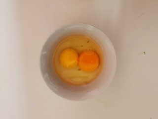西兰花炒鸡蛋,鸡蛋敲入碗中，打散备用。