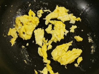 西兰花炒鸡蛋,鸡蛋炒成块状出锅备用。