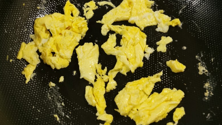 西兰花炒鸡蛋,鸡蛋炒成块状出锅备用。