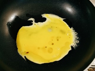 西兰花炒鸡蛋,起油锅，放入食用油油热后放入鸡蛋液。
