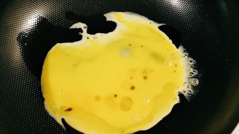 西兰花炒鸡蛋,起油锅，放入食用油油热后放入鸡蛋液。