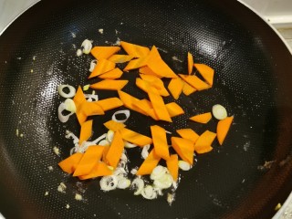 西兰花炒鸡蛋,放入胡萝卜片翻炒断生。