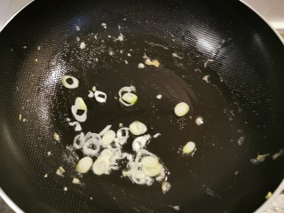 西兰花炒鸡蛋,再起油锅，锅中底油继续加热，放入葱片炒香。