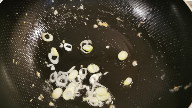 西兰花炒鸡蛋,再起油锅，锅中底油继续加热，放入葱片炒香。