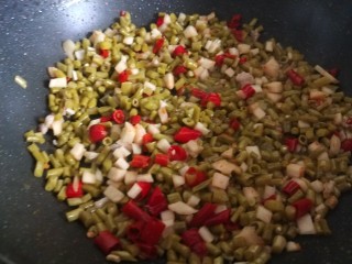 酸豆角炒肉末,加入白胡椒。