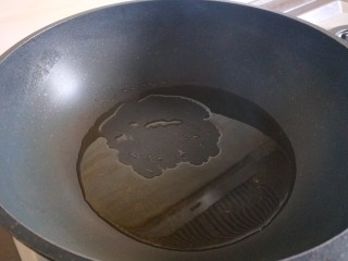 酸豆角炒肉末,锅中倒入适量油烧热。