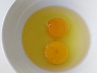 青菜炒饭,碗内打入两个小鸡蛋