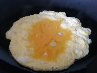 青菜炒饭,油5成热倒入蛋液。