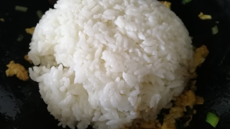 青菜炒饭,放入冷米饭。
