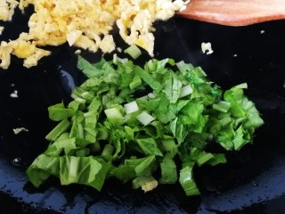 青菜炒饭,把鸡蛋推到锅边，加一点油放入青菜，文火和鸡蛋炒匀。