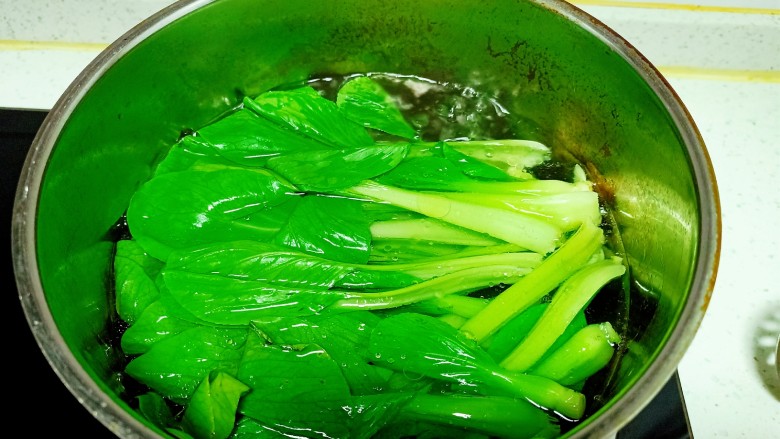 绿豆芽 上海青炒香辣面,锅中放入适量水 水开后放入上海青焯水至断生捞出 