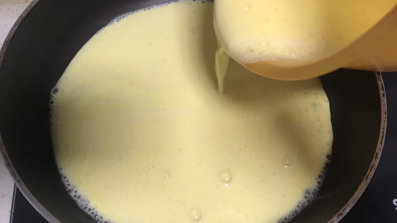 芒果布丁🍮,把打好的芒果奶昔放入不粘锅