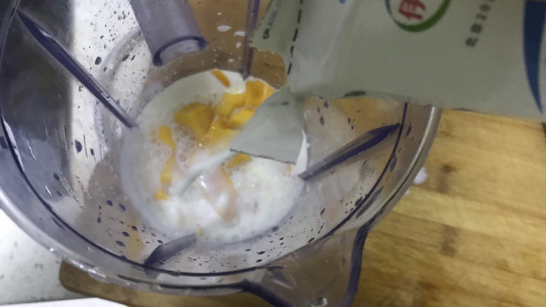 芒果布丁🍮,芒果丁放入榨汁机，加入牛奶