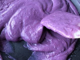 奶香紫薯馅,继续炒至玉米油全部吸收。