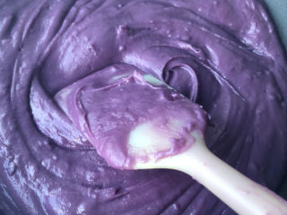 奶香紫薯馅,翻拌炒至细砂糖融化。