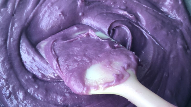 奶香紫薯馅,翻拌炒至细砂糖融化。