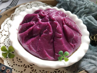 奶香紫薯馅,出锅装盘冷却。