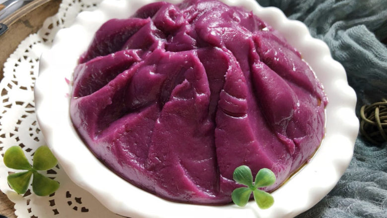 奶香紫薯馅,出锅装盘冷却。