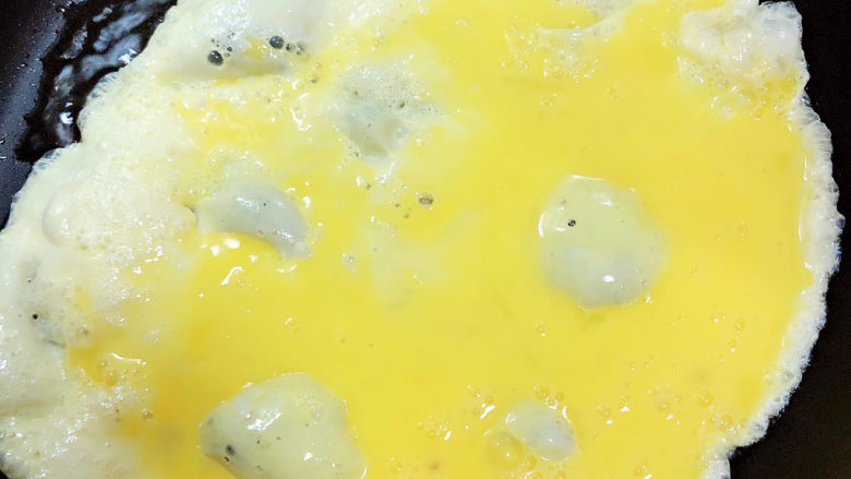 清炒茭白,锅中倒入油，加热至五成热，倒入鸡蛋液。