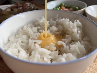 耳光炒饭,淋在松散的米饭之上。