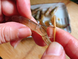 耳光炒饭,鲜虾用牙签从尾部签出虾线。