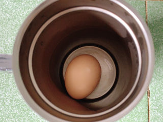 耳光炒饭,保温杯中加入一个鸡蛋。