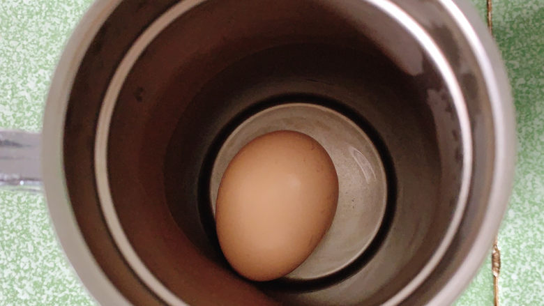耳光炒饭,保温杯中加入一个鸡蛋。