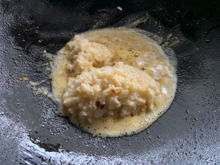 耳光炒饭,加入裹好蛋液的米饭，快炒防止糊锅。