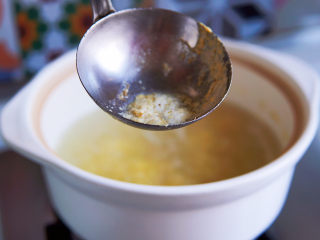 苹果小米粥,小米入锅煮滚后，撇净浮沫，转小火慢煮。