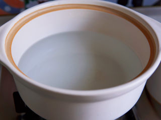 苹果小米粥,开盖煮水，沸水煮粥，周会更容易粘稠。