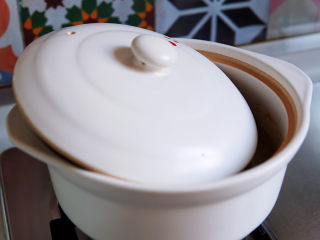 苹果小米粥,锅盖半扣以免沸锅。