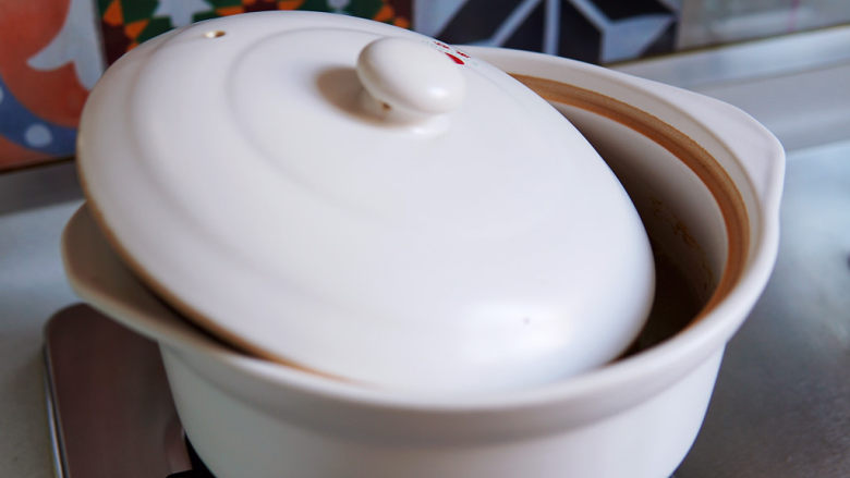 苹果小米粥,锅盖半扣以免沸锅。