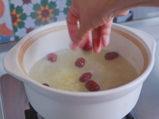苹果小米粥,红枣洗净，入锅与小米一同熬煮。
