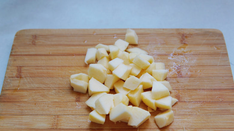 苹果小米粥,苹果洗净表皮、去核切成一小丁。
