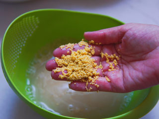 苹果小米粥,小米淘洗三遍，洗净表层浮尘就好，不要过多淘洗，使小米的营养流失