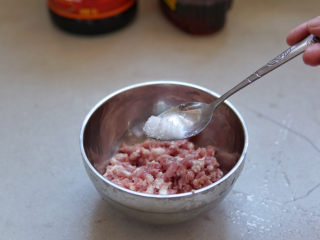 莲藕饼,我买的绞好的猪前臀尖肉馅，加入白糖提鲜增香。
