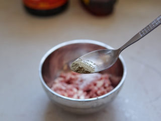 莲藕饼,一克黑胡椒粉，黑胡椒有效去掉肉腥味，增加香味。