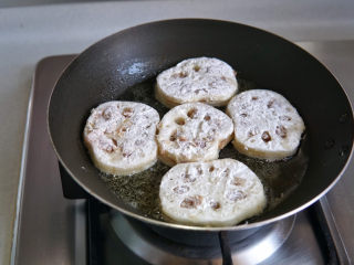 莲藕饼,油热，将藕盒放入锅中，中小火慢煎。