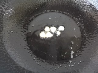 西兰花炒鸡蛋,锅里倒入适量的油，放入蒜片炒香