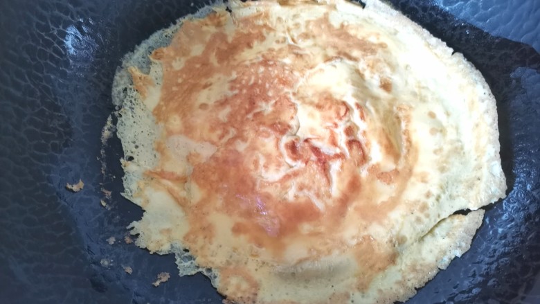 西兰花炒鸡蛋,锅里放少许油，倒入蛋液摊成蛋皮