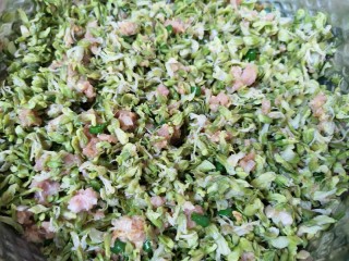 水晶蒸饺,加入槐花搅拌均匀（槐花是之前焯水冷冻在冰箱里的，取出自然解冻即可）。