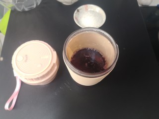 鲜榨蓝莓汁,加矿泉水（比例1蓝莓：2水），糖适量