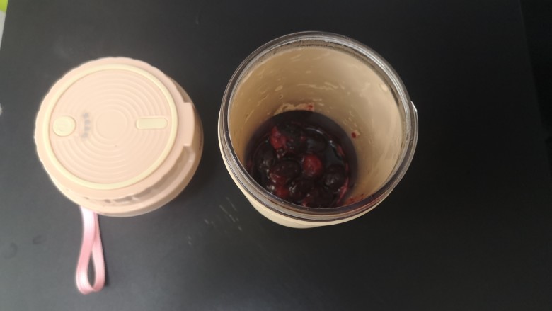 鲜榨蓝莓汁,放入榨汁机中