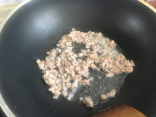 酸豆角炒肉末,起锅热油下肉末炒至变色