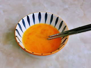 西兰花炒鸡蛋,滴入料酒用筷子打散备用。