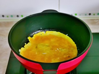 西兰花炒鸡蛋,起油锅，倒入蛋液小火煎。