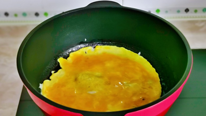 西兰花炒鸡蛋,起油锅，倒入蛋液小火煎。