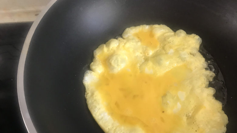 酸豆角炒鸡蛋,起锅热油倒入鸡蛋液炒散