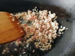 韭菜盒子,热锅凉油，油微热放入肉末，文火翻炒变色。